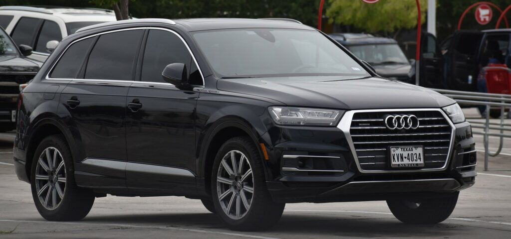 A black Audi Q7 on a cloudy day