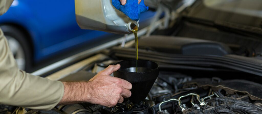 Mechanic does the Audi Q7 oil change with the correct engine oil.